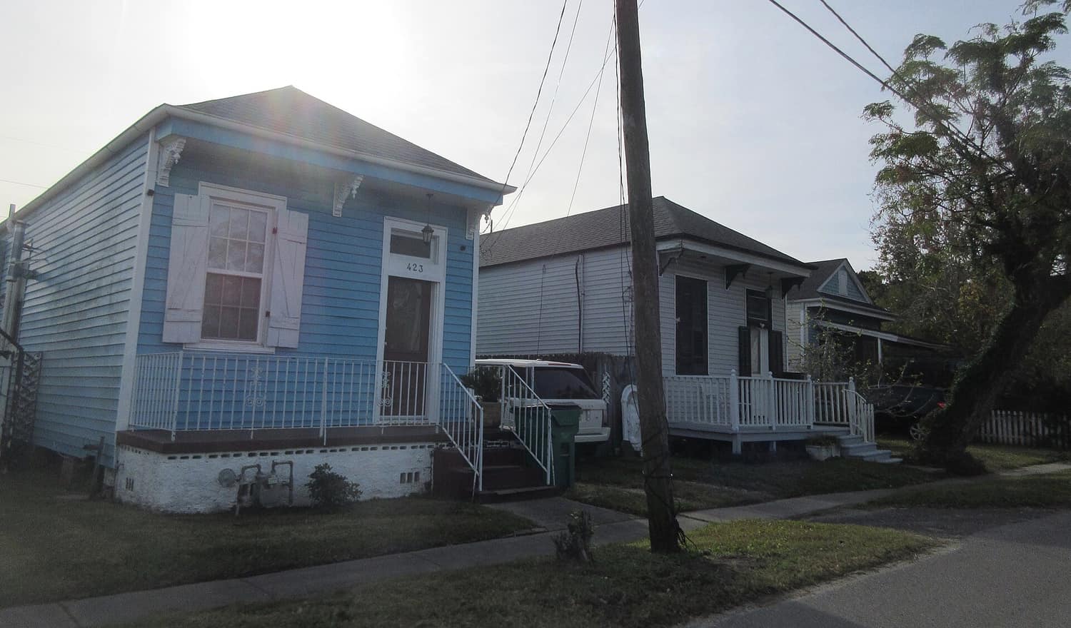 A row of single-storey houses with front porches along Dakin Street in Old Jefferson, Louisiana