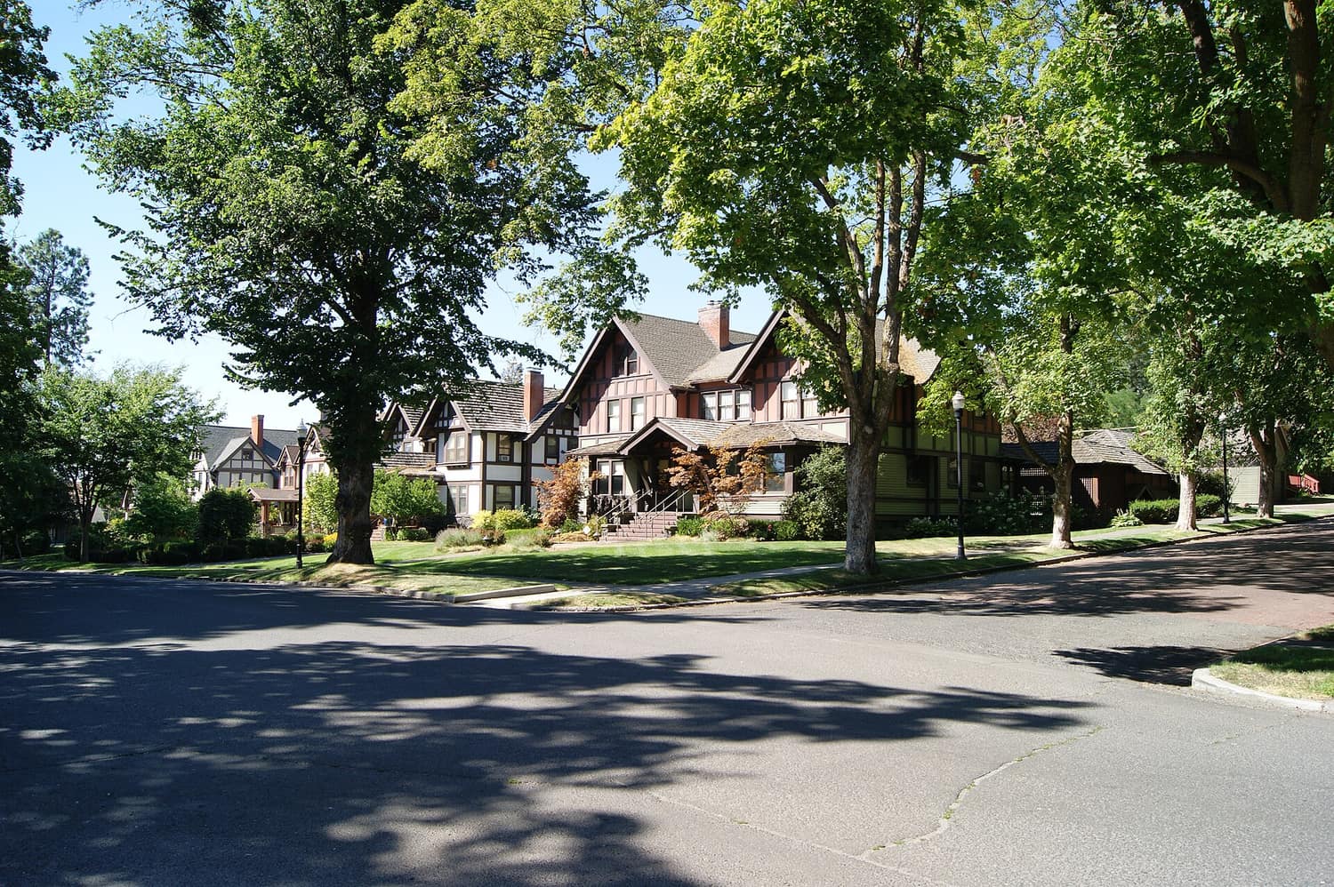 A block of early-twentieth-century houses in the Ninth Avenue Historic District at 9th and Madison in Spokane, Washington